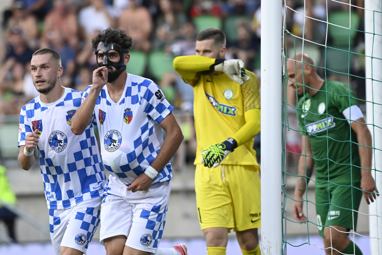 Paks, 2024. július 11.
Marius Lupu, a Corvinul játékosa (b2) ünnepli gólját a férfi labdarúgó Európa-liga selejtezőjének első fordulójában játszott Paksi FC - Corvinul Hunedoara mérkőzésen Pakson 2024. július 11-én.
MTI/Kovács Tamás