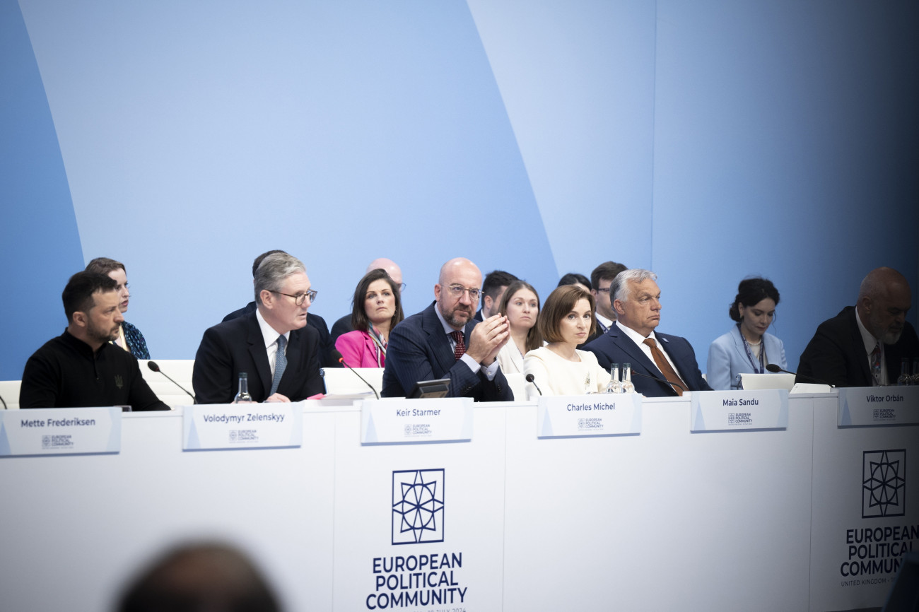 Oxford, 2024. július 18.
A Miniszterelnöki Sajtóiroda által közreadott képen Keir Starmer brit miniszterelnök (b2) beszél, mellette Orbán Viktor miniszterelnök (b5), Maia Sandu moldovai államfő (b4), Charles Michel, az Európai Tanács elnöke (b3) és Volodimir Zelenszkij ukrán elnök (b) az Európai Politikai Közösség (EPC) negyedik csúcstalálkozóján az angliai Oxford közelében lévő Blenheim-kastélyban 2024. július 18-án.
MTI/Miniszterelnöki Sajtóiroda/Benko Vivien Cher