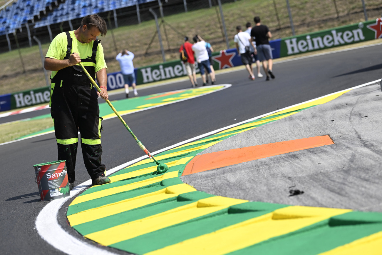 A Senna-kanyar zöld-sárgára festett rázókövei a mogyoródi Hungaroringen . A brazil zászló színeivel emlékeznek a magyar pályán a harminc éve az imolai versenyen tragikus balesetben elhunyt, háromszoros világbajnok Ayrton Sennára. Fotó: MTI/Kovács Tamás