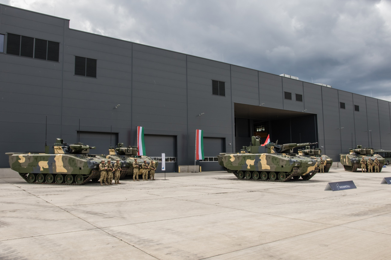 Zalaegerszeg, 2024. július 24.
Az első magyar gyártmányú Lynx KF-41 gyalogsági harcjármű átadása a Rheinmetall Hungary Zrt. zalaegerszegi gyárában 2024. július 24-én.
MTI/Katona Tibor