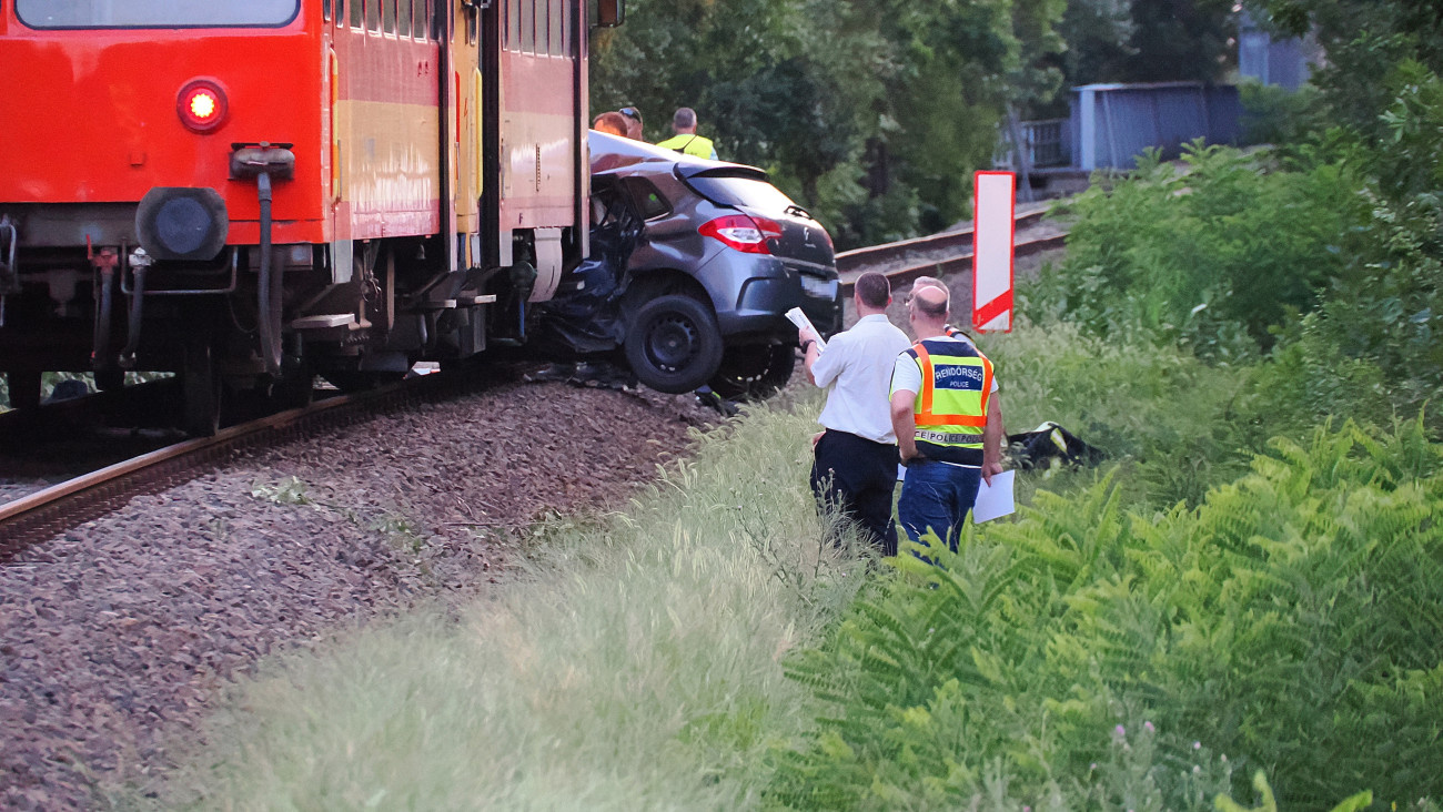 Szentes, 2024. július 24.
Vasúti átjáró Szentes és Csongrád között, ahol egy motorvonat és egy személykocsi karambolozott 2024. július 24-én. A balesetben két ember meghalt.
MTI/Donka Ferenc