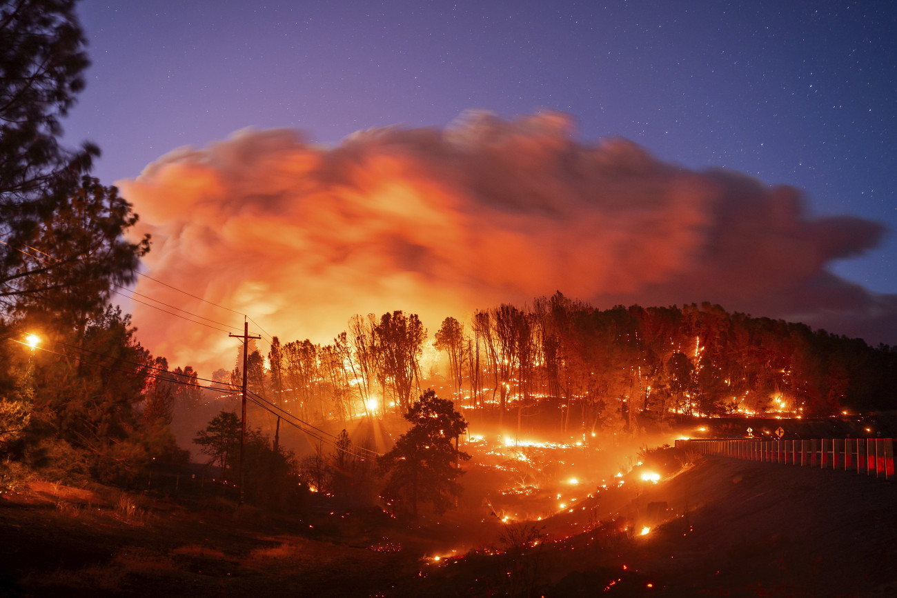 Forest Ranch, 2024. július 26.
Hosszú záridővel készült felvétel egy tűzfészekről a Butte megyei Forest Ranch településnél 2024. július 25-én, a Kaliforniában pusztító erdőtüzek idején.
MTI/AP/Noah Berger