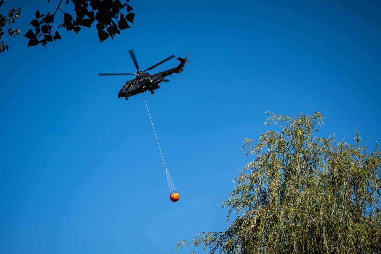 Egy Airbus H-225M típusú helikopter vízkiemelés közben (fotó: honvedelem.hu)