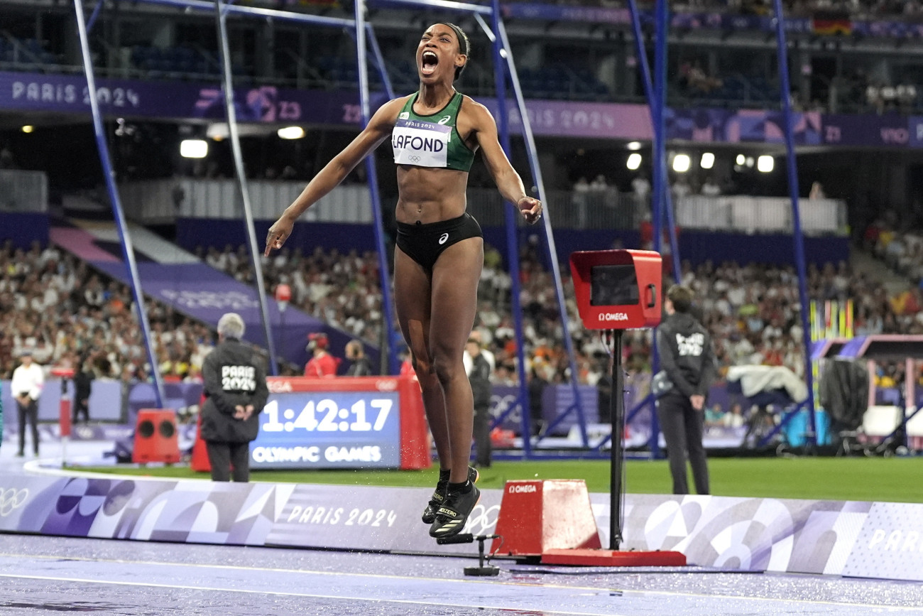 Saint-Denis, 2024. augusztus 3.
Az aranyérmes dominikai Thea Lafond ünnepel a 2024-es párizsi nyári olimpia női hármasugrásának döntőjében a saint-denis-i Stade de France-ban 2024. augusztus 3-án.
MTI/AP/Matthias Schrader