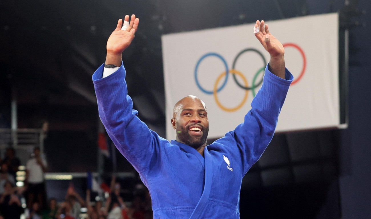 Teddy Riner a francia csapatból ünnepli az aranyérmet az ippon-on Minjong Kim ellen a koreai csapat tagja, Minjong Kim ellen a cselgáncs férfi +100kg döntőjében a 2024-es párizsi olimpiai játékok hetedik napján a Champs-de-Mars Arénában 2024. augusztus 02-án Párizsban, Franciaországban. (Fotó: Xavier Laine / Getty Images)