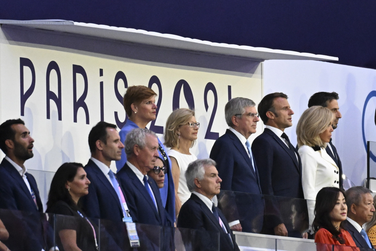 Párizs, 2024. augusztus 11.
Emmanuel Macron francia elnök (j3) és felesége, Brigitte Macron (j2), mellettük Thomas Bach, a Nemzetközi Olimpiai Bizottság (NOB) elnöke (j4) a 2024-es párizsi nyári olimpia záróünnepségén a Stade de France-ban 2024. augusztus 11-én.
MTI/Czeglédi Zsolt