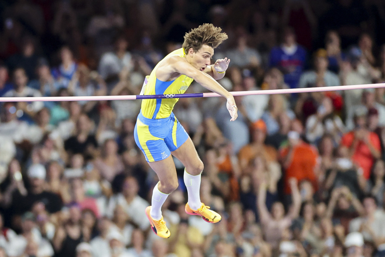 A győztes és világcsúcstartó svéd Armand Duplantis az atlétikai férfi rúdugrás döntőjében a 2024-es párizsi olimpiai játékok 10. napján a Stade de France-ban 2024. augusztus 5-én a franciaországi Saint-Denis-ben. (Fotó: Henk Jan Dijks / Marcel ter Bals / DeFodi Images / DeFodi via Getty Images)