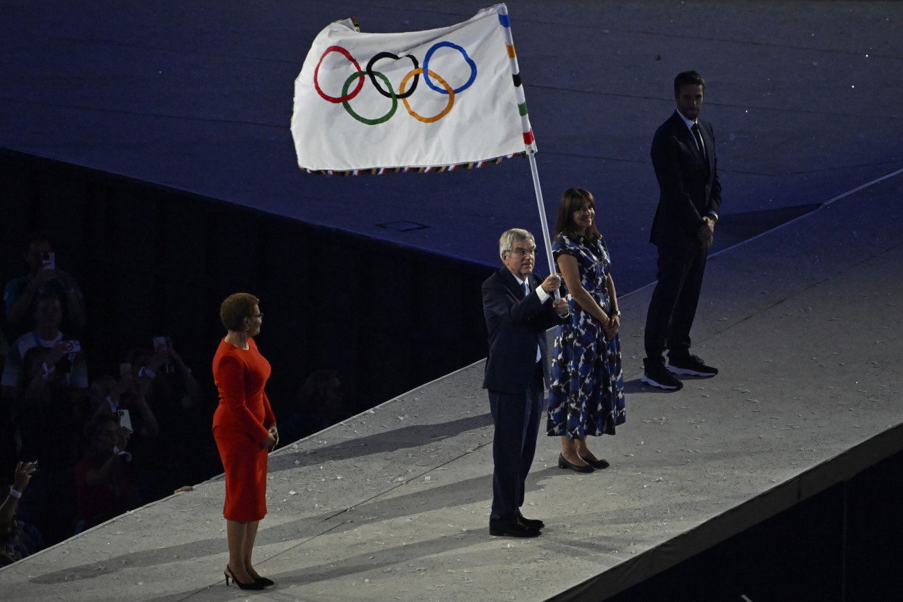 Párizs, 2024. augusztus 11.
Karen Bass, a 2028-as olimpiát rendező Los Angeles polgármestere, Thomas Bach, a Nemzetközi Olimpiai Bizottság (NOB) elnöke, Anne Hidalgo párizsi főpolgármester és Tony Estanguet, a szervezőbizottság elnöke (b-j) az olimpiai zászló átadásán a 2024-es párizsi nyári olimpia záróünnepségén a Stade de France-ban 2024. augusztus 11-én.
MTI/Kovács Tamás