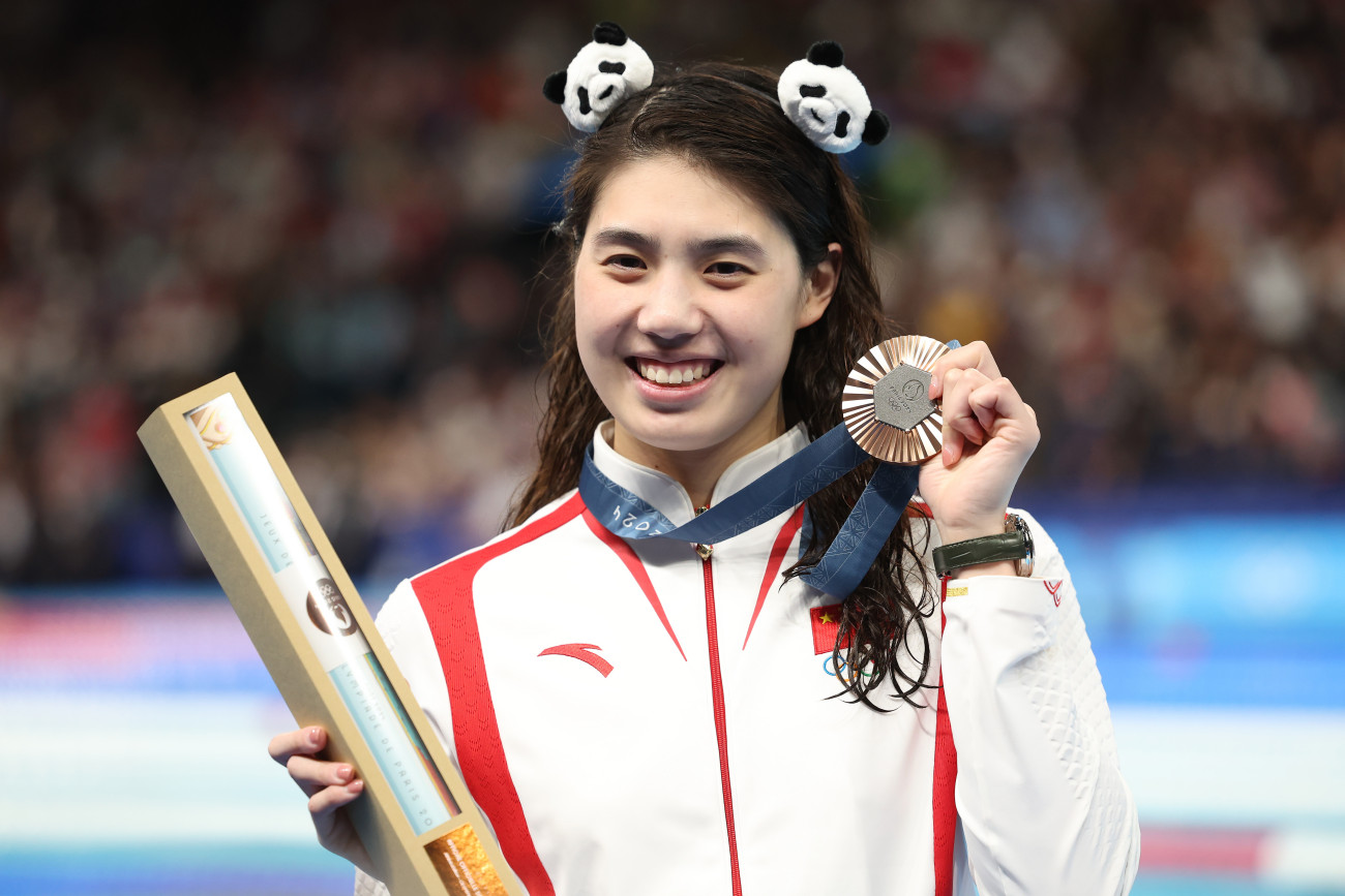 NANTERRE, FRANCE - AUGUST 04: Bronze Medalist Zhang Yufei of Team People's Republic of China (R) poses following the Swimming medal ceremony after the Women's 50m Freestyle Final on day nine of the Olympic Games Paris 2024 at Paris La Defense Arena on August 04, 2024 in Nanterre, France. (Photo by Ian MacNicol/Getty Images)