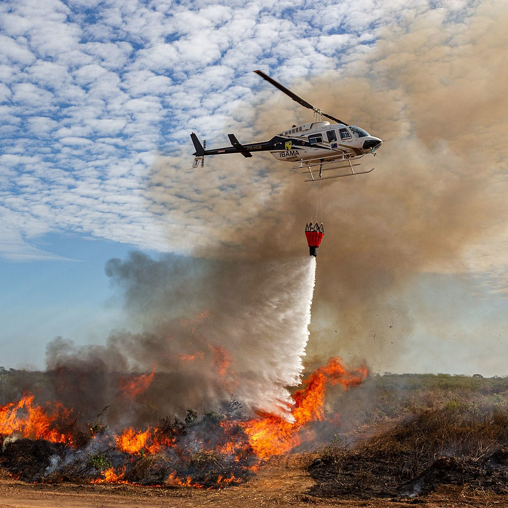 Tűzoltás helikopterről bambi bucket segítségével. Forrás: Wikipédia