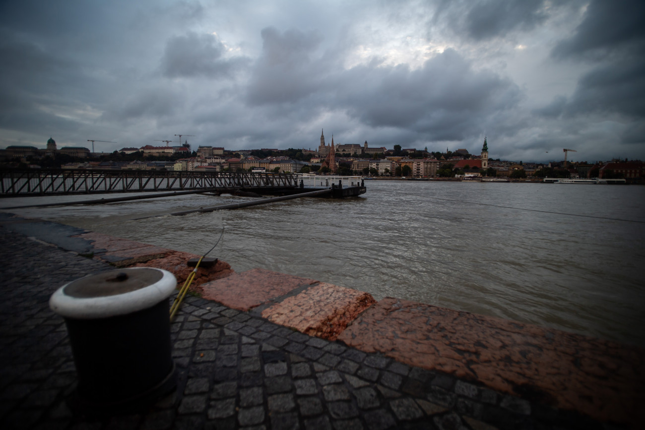 Budapest, 2024. szeptember 16.
A megáradt Duna Budapesten, a lezárt Idősebb Antall József rakpartnál 2024. szeptember 16-án.
MTI/Balogh Zoltán