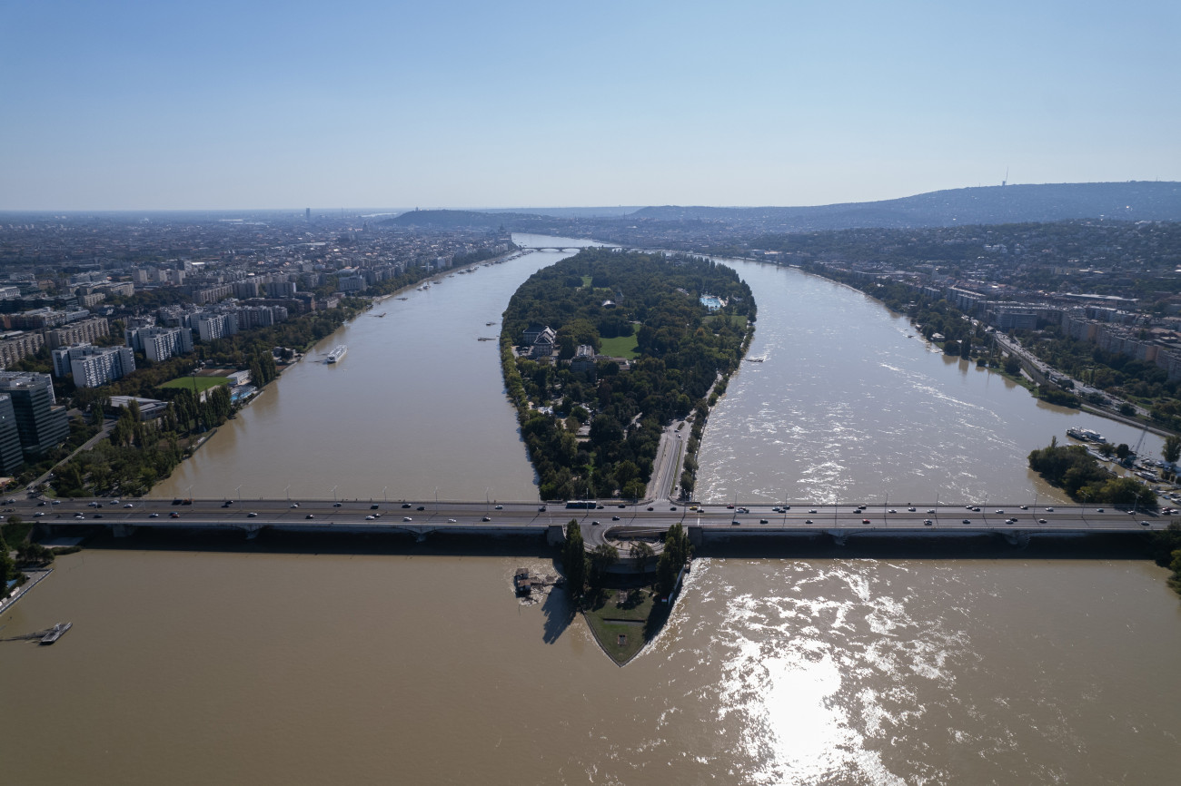 Budapest, 2024. szeptember 21.
A drónnal készült felvételen a tetőző Duna Budapesten az Árpád hídnál és a Margitszigetnél 2024. szeptember 21-én.
MTI/Máthé Zoltán