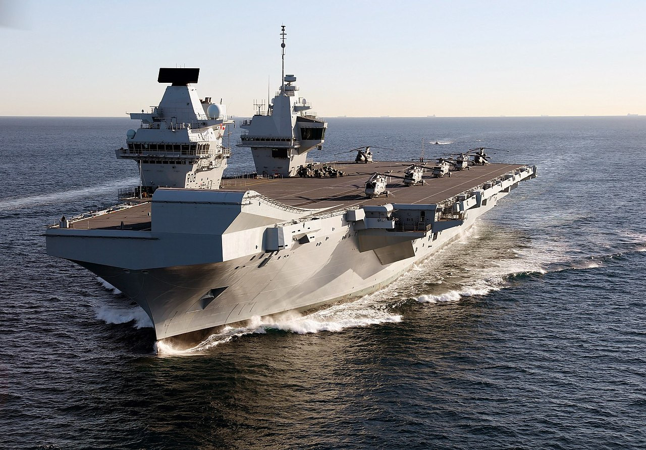 A brit haditengerészet jellegzetes kialakítású repülőgép-anyahajója, a HMS Queen Elizabeth. Forrás: Wikipédia