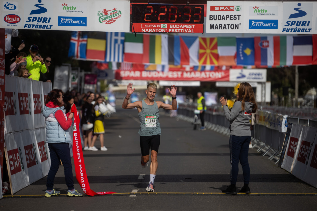 Budapest, 2024. október 13.
A férfi győztes, a német Carlo Nenast a célban a 38. Spar Budapest Maraton Fesztiválon az újbudai Pázmány Péter sétányon 2024. október 13-án.
MTI/Balogh Zoltán