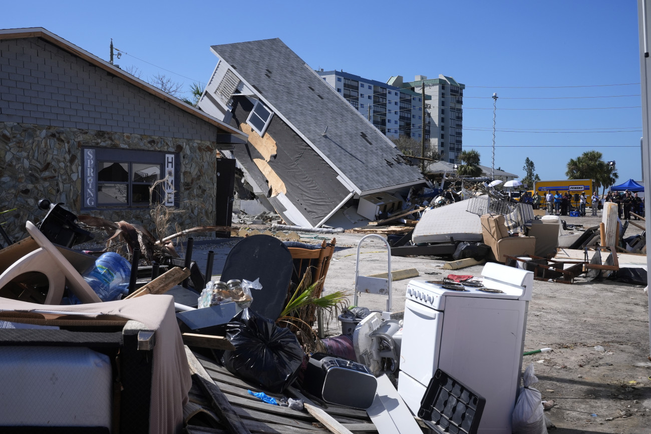 St. Pete Beach, 2024. október 13.
Joe Biden amerikai elnök látogatásának helyszíne a floridai St. Pete Beachben, ahol az elnök a Milton hurrikán következményeiről hallgat meg tájékoztatást az illetékesektől 2024. október 13-án.
MTI/AP/Manuel Balce Ceneta