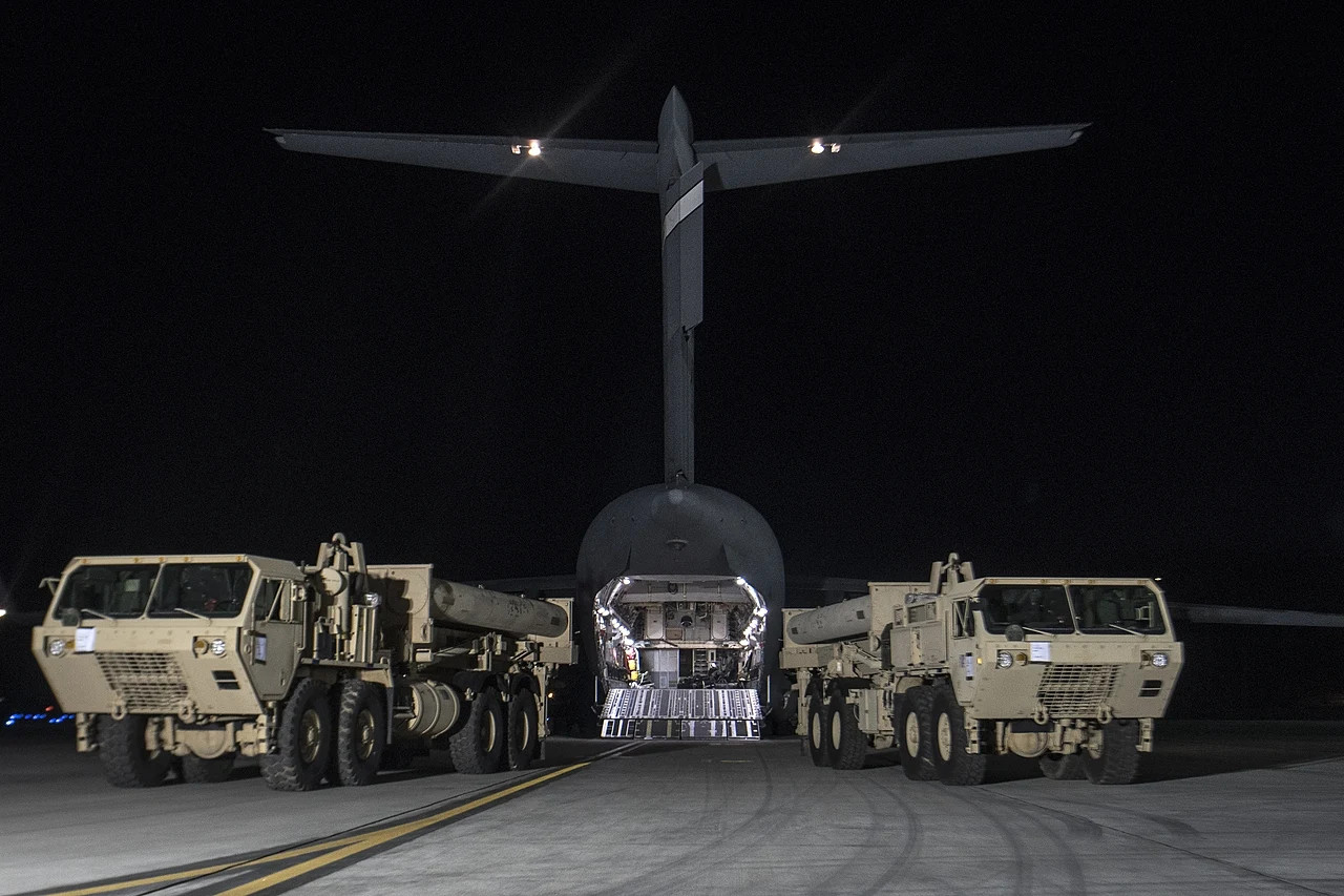 A THAAD rendszert úgy tervezték, hogy akár repülőgéppel is szállítható legyen, így a világ bármely pontjára gyorsan eljuttatható és ott néhány óra alatt harckésszé tehető.  Forrás: Wikipédia