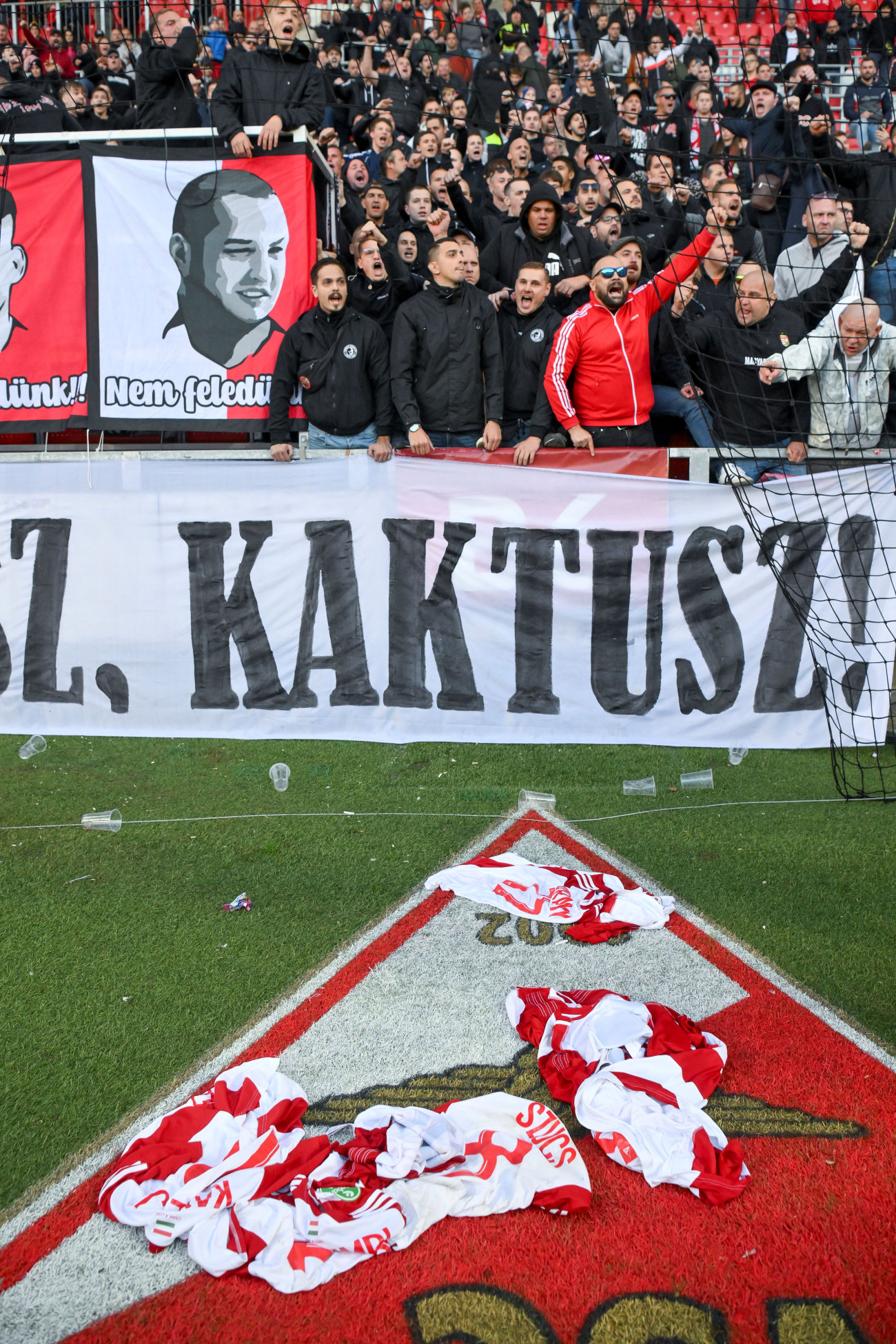 A DVSC játékosainak a meze a földön, miután a szurkolók levetették velük a labdarúgó OTP Bank Liga 10. fordulójában játszott Debreceni VSC - Paksi FC mérkőzés után a debreceni Nagyerdei Stadionban 2024. október 19-én. MTI/Czeglédi Zsolt