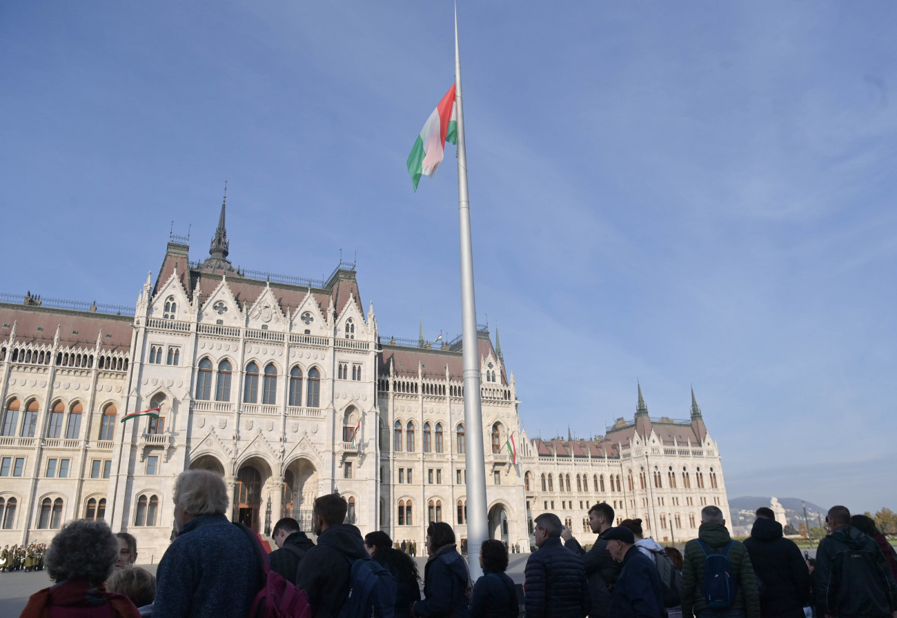 Budapest, 2024. október 23.
A felvont nemzeti lobogó az 1956-os forradalom és szabadságharc 68. évfordulóján az Országház előtti Kossuth Lajos téren 2024. október 23-án.
MTI/Bruzák Noémi