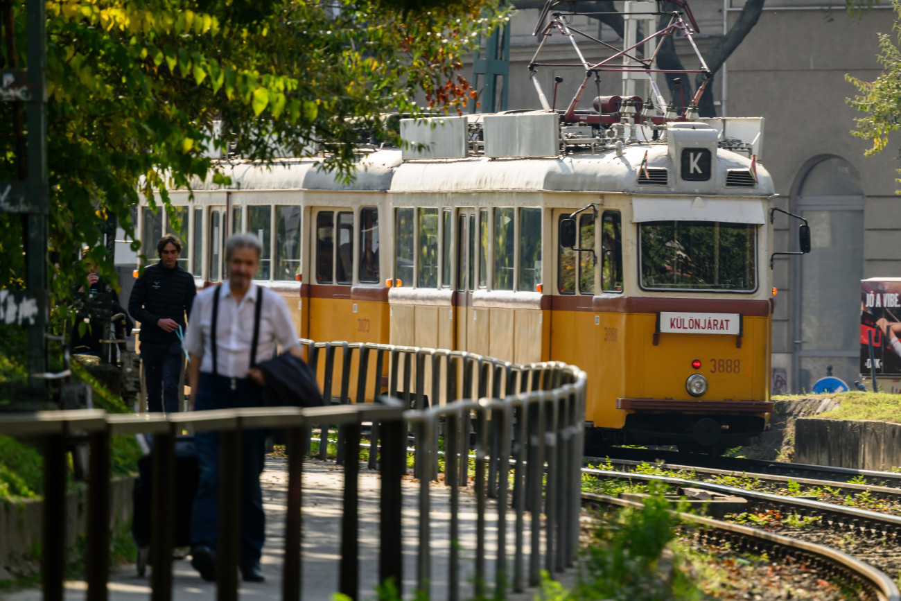 Budapest, 2024. október 23.
Egy 1956 és 1965 között gyártott Ganz UV típusú villamos közlekedik az 56-os járat vonalán a Széll Kálmán térnél az 1956-os forradalom és szabadságharc 68. évfordulója alkalmából 2024. október 23-án.
MTI/Vasvári Tamás