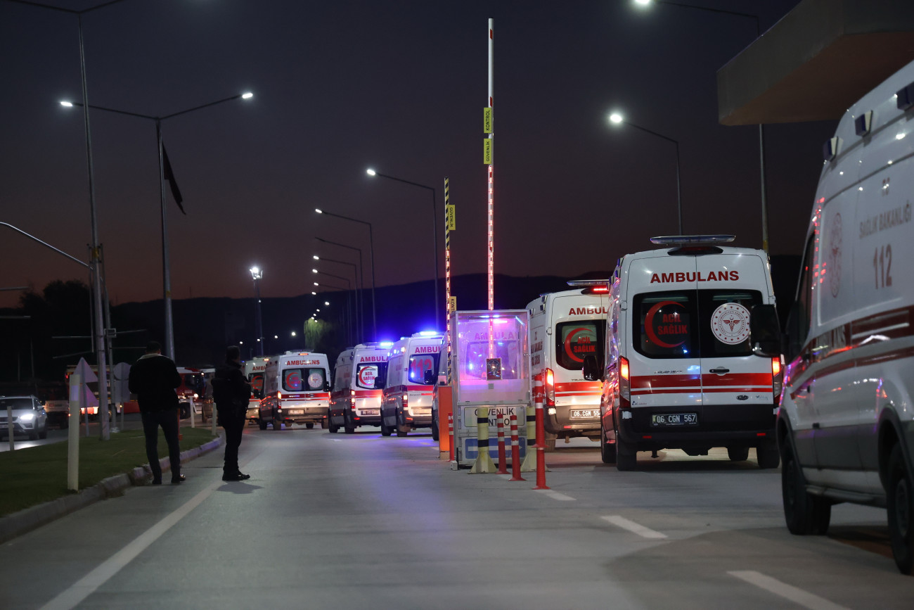 Ankara, 2024. október 23.
Mentőautók érkeznek a TUSAS török repülőgépgyártó vállalat székhelyénél elkövetett terrortámadás helyszínére Ankara külvárosában 2024. október 23-án. A támadás során működésbe hoztak egy robbanószerkezetet, majd tüzet nyitottak az épületnél. A merényletben legkevesebb három ember meghalt és tizennégyen megsebesültek.
MTI/EPA/Necati Savas