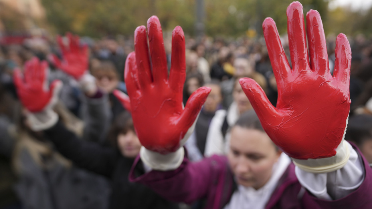 Belgrád, 2024. november 3.
Pirosra festett tenyerüket felemelő tüntetők letartóztatásokat követelnek Belgrádban 2024. november 3-án. Két nappal korábban leszakadt az újvidéki vasútálloms épület felújításra váró részének bejárat feletti előtetője. Az omlás halálos áldozatainak száma tizennégyre emelkedett, harmincan megsérültek.
MTI/AP/Darko Vojinovic