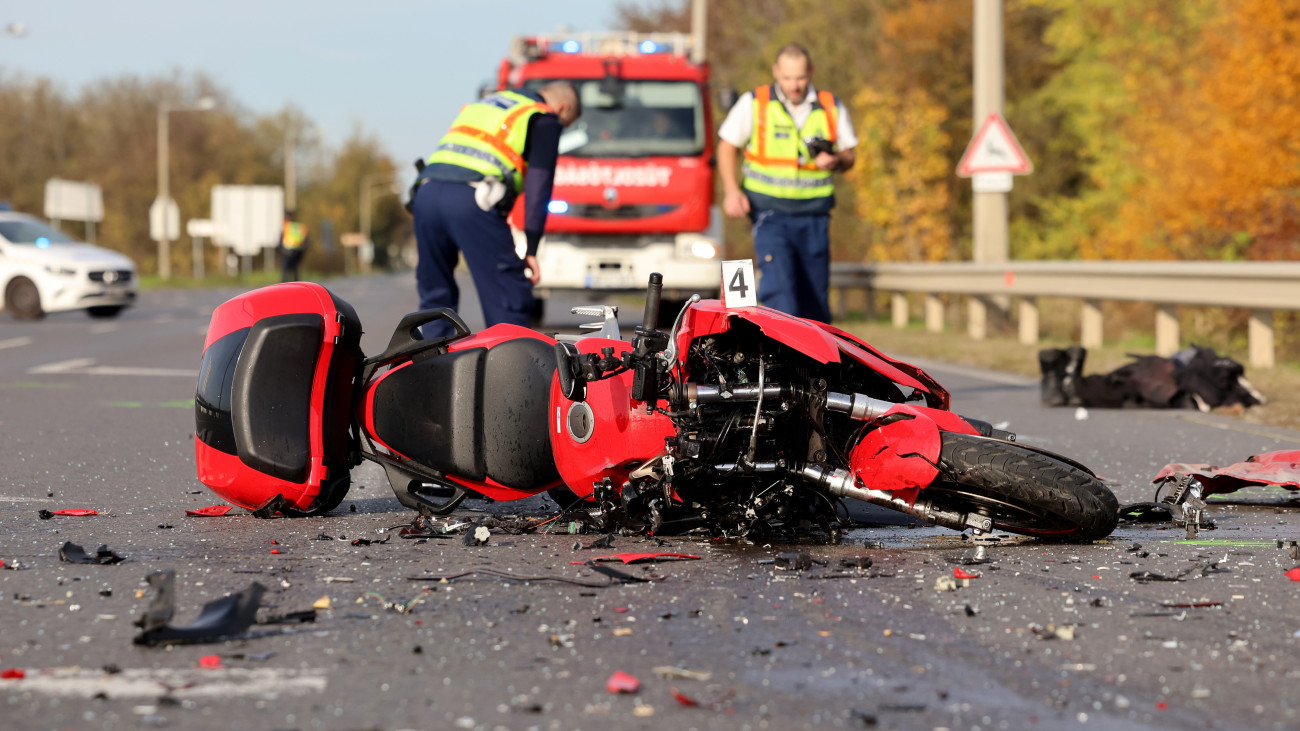 Tiszapalkonya, 2024. november 3.
Rendőri helyszínelés Tiszapalkonyánál, ahol egy motorkerékpár személyautóval ütközött 2024. november 3-án. A motorkerékpár 64 éves vezetője a helyszínen meghalt.
MTI/Vajda János