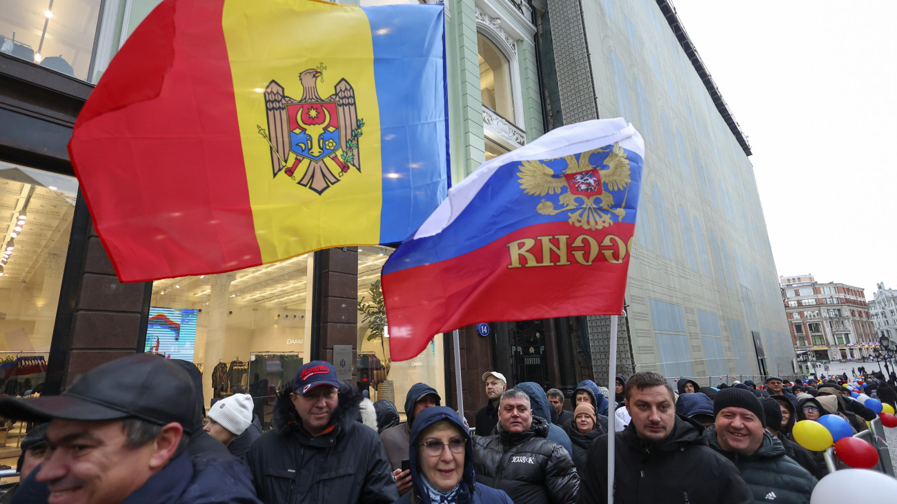 Moszkva, 2024. november 3.
Oroszországban élő moldovai állampolgárok várják, hogy leadják szavazatukat a moldovai elnökválasztás második fordulójában a moldovai nagykövetség épületében kialakított szavazóhelyiségnél Moszkában 2024. november 3-án.
MTI/EPA/Szergej Ilnyickij