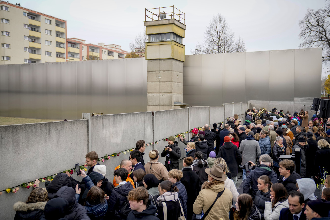 Berlin, 2024. november 9.
Emberek virágokat helyeznek el az egykori berlini fal megmaradt részénél a fal ledöntésének 35. évfordulója alkalmából rendezett megemlékezésen 2024. november 9-én.
MTI/AP/Ebrahim Noruzi