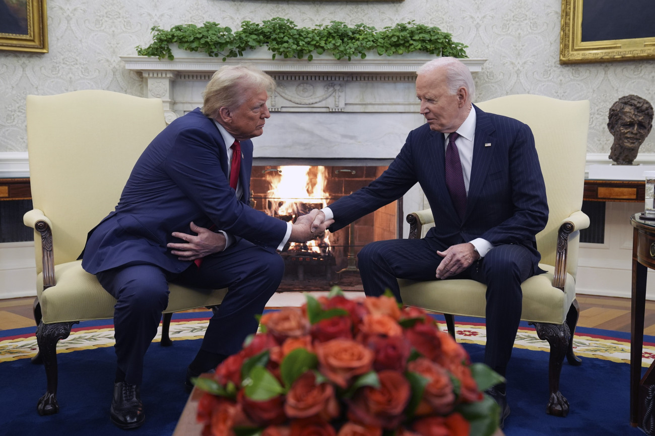 Washington, 2024. november 13.
Joe Biden hivatalban lévő demokrata párti amerikai elnök (j) Donald Trump republikánus párti megválasztott amerikai elnököt fogadja a washingtoni Fehér Ház Ovális irodájában 2024. november 13-án.
MTI/AP/Evan Vucci