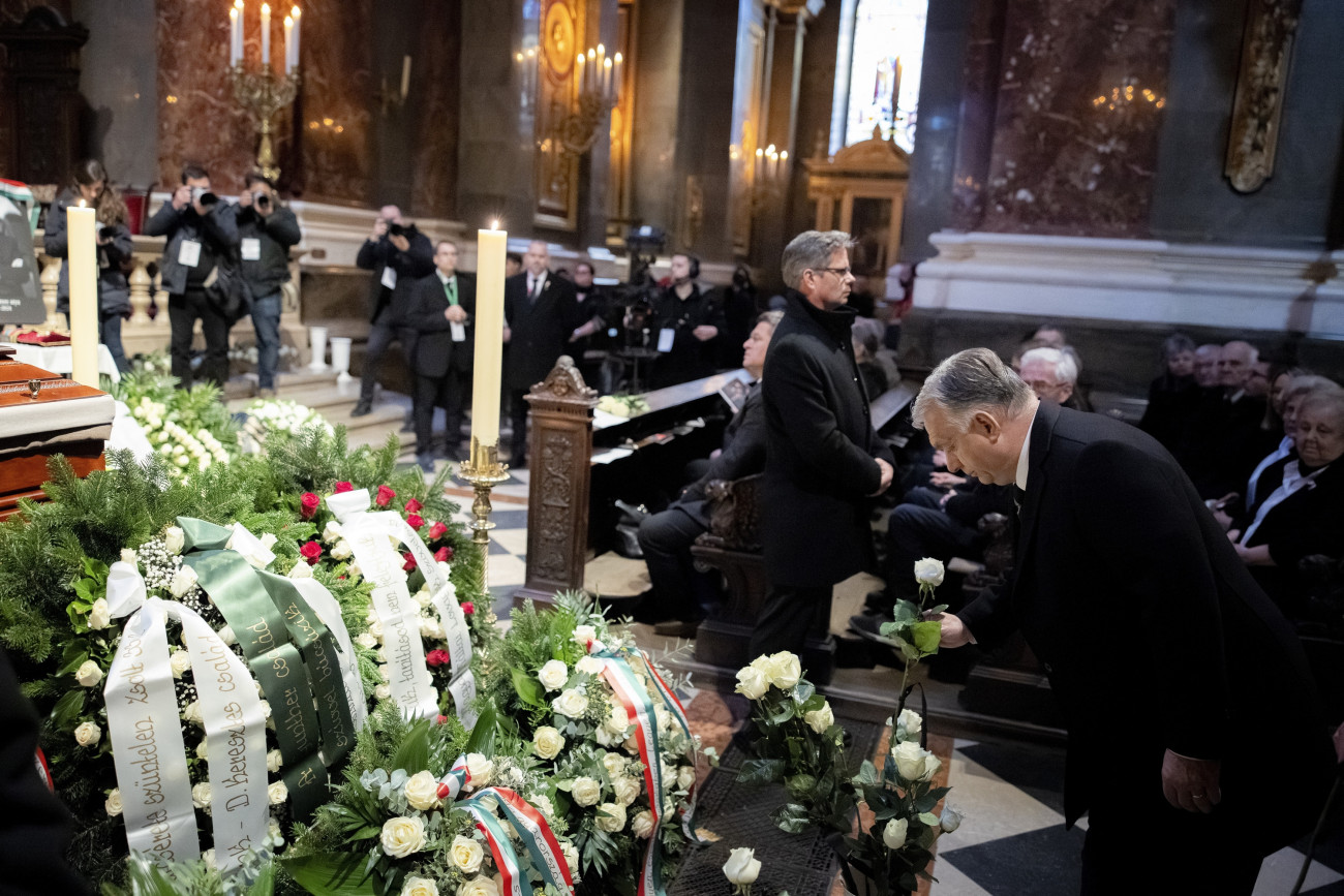 Budapest, 2024. november 15.
A Miniszterelnöki Sajtóiroda által közreadott képen Orbán Viktor miniszterelnök (j) Kozma Imre nyilvános gyászmiséjén a budapesti Szent István-bazilikában 2024. november 15-én. A Magyar Máltai Szeretetszolgálat alapító elnöke, a Betegápoló Irgalmasrend korábbi delegátusa életének 85. évében október 17-én hunyt el.
MTI/Miniszterelnöki Sajtóiroda/Fischer Zoltán