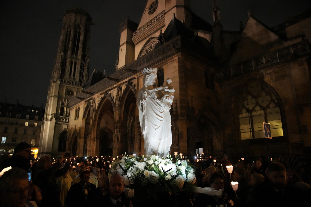 Párizs, 2024. november 15.
A Notre-Dame-székesegyház Szűz Mária-szobrának másolatát Saint-Germain l'Auxerrois-templomból a katedrálishoz viszik Párizsban 2024. november 15-én.
MTI/AP/Christophe Ena