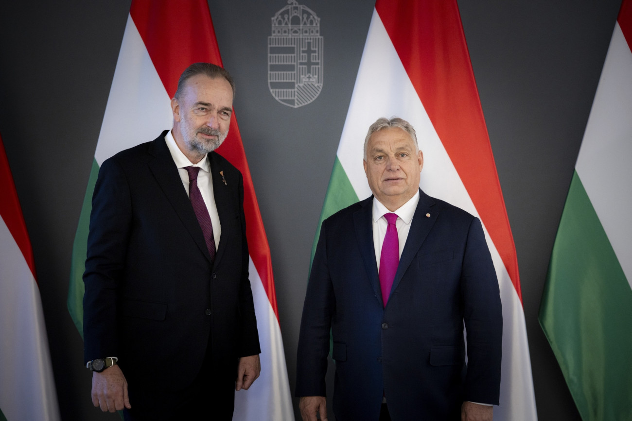 Budapest, 2024. november 29.
A Miniszterelnöki Sajtóiroda által közreadott képen Orbán Viktor miniszterelnök (j) fogadja Habsburg Károly főherceget, az Aranygyapjas rend nagymesterét (b) a Karmelita kolostorban 2024. november 29-án.
MTI/Miniszterelnöki Sajtóiroda/Fischer Zoltán