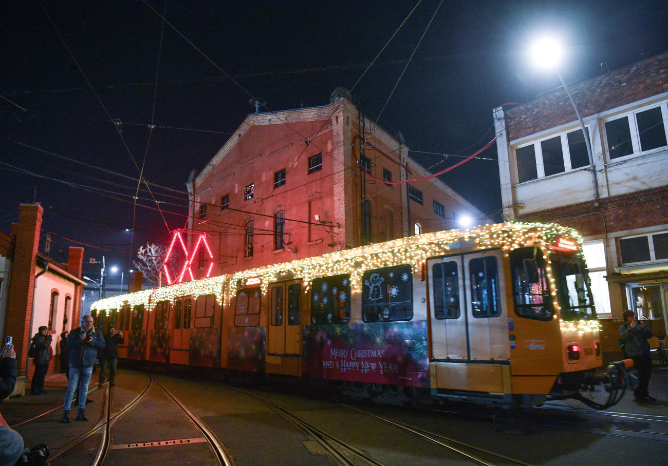 Budapest, 2024. december 2.
Az ünnepi világítással díszített villamosok, a BKV fényflottájának egyik villamosa a flotta indulásakor a Hungária kocsiszínben 2024. december 2-án.
MTI/Bruzák Noémi