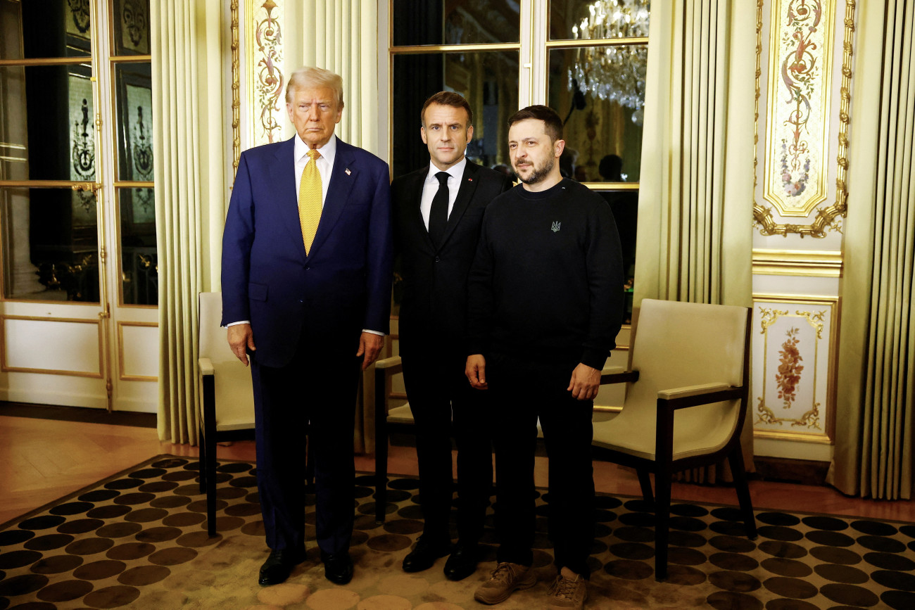 Párizs, 2024. december 7.
Emmanuel Macron francia elnök (k) Donald Trump megválasztott amerikai elnök (b) és Volodimir Zelenszkij ukrán elnök társaságában a párizsi elnöki rezidencián, az Elysée-palotában 2024. december 7-én. Trump és Zelenszkij az öt éve tűzvész áldozatává vált Notre-Dame-székesegyház újranyitása alkalmából rendezett ünnepségre érkezett a francia fővárosba.
MTI/EPA/Reuters pool/Sarah Meyssonnier