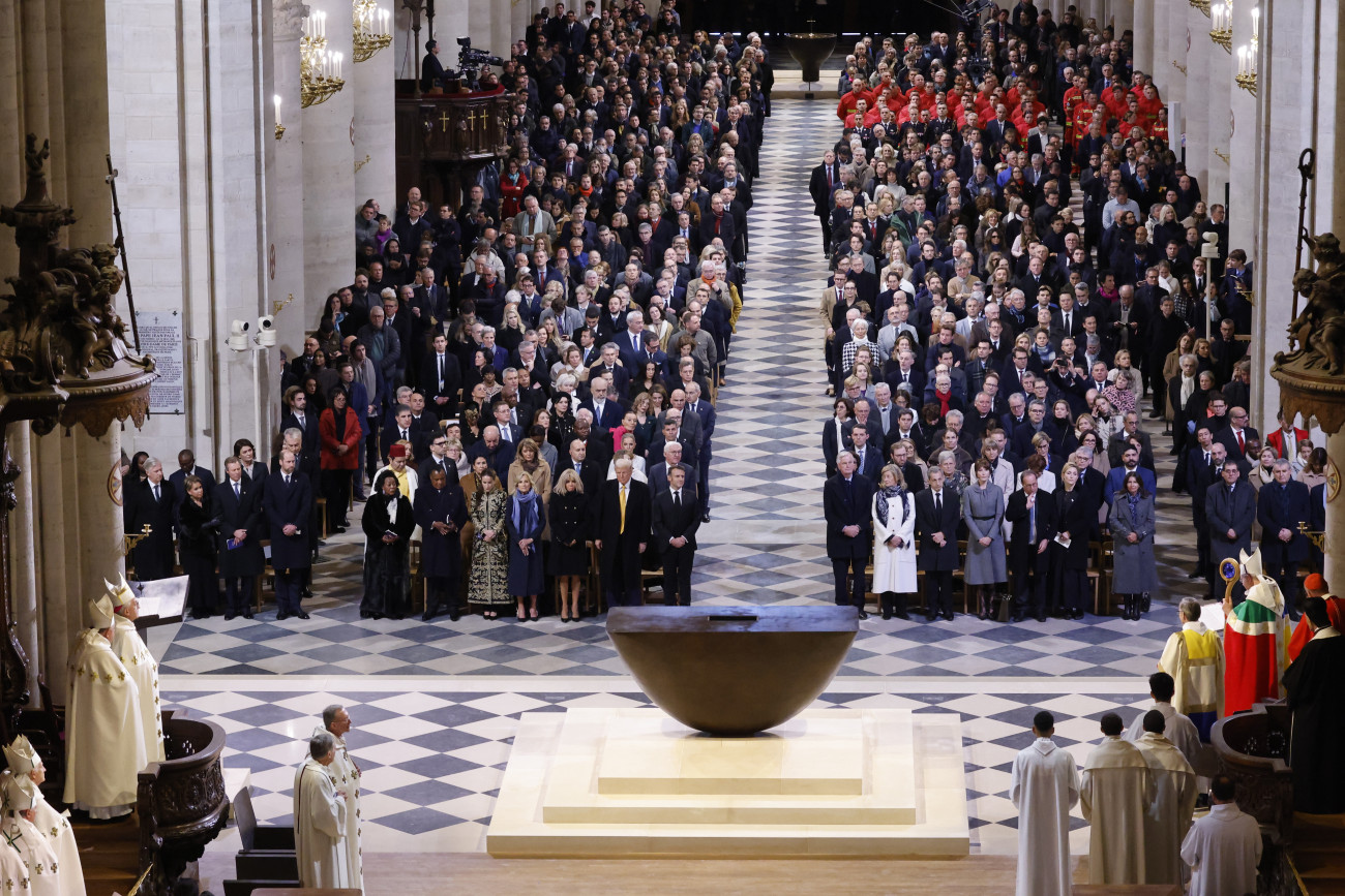 Párizs, 2024. december 7.
Vendégek az öt éve tűzvész áldozatává vált párizsi Notre-Dame-székesegyház újranyitása alkalmából rendezett ünnepségen 2024. december 7-én. A 2019. április 15-i tűzvészben Európa egyik leglátogatottabb, 12. századi gótikus műemlékének a tetőszerkezete és a katedrális huszártornya égett le, a helyreállítási munkálatok költségei megközelítették a 700 millió eurót (290 milliárd forint), amelyet adományokból fedeztek.
MTI/EPA/AFP pool/Ludovic Marin