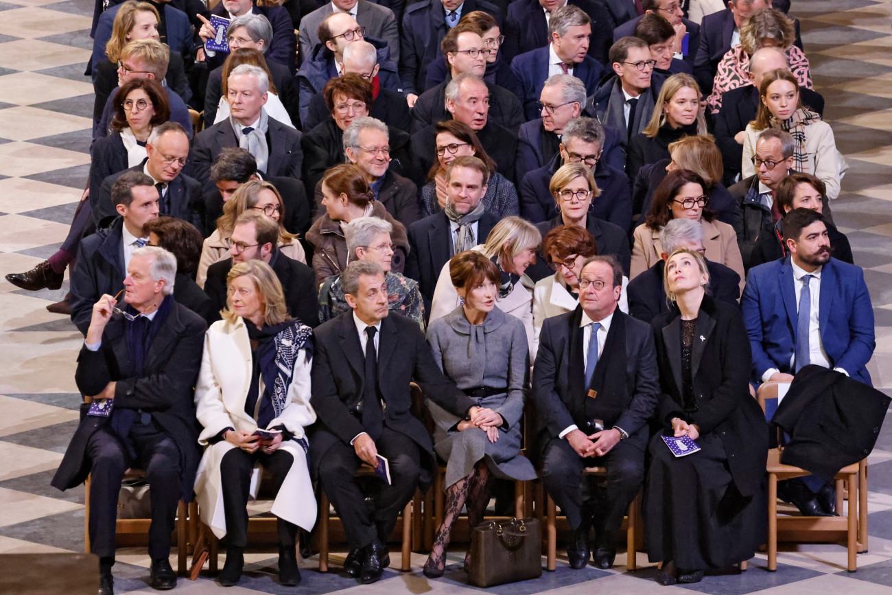 Párizs, 2024. december 7.
Michel Barnier távozó francia miniszterelnök és felesége, Isabelle Altmayer, Nicolas Sarkozy korábbi francia elnök és neje, Carla Bruni-Sarkozy, Francois Hollande volt francia elnök és neje, Julie Gayet francia színésznő (b-j) az öt éve tűzvész áldozatává vált Notre-Dame-székesegyház újranyitása alkalmából rendezett ünnepségen 2024. december 7-én. A 2019. április 15-i tűzvészben Európa egyik leglátogatottabb, 12. századi gótikus műemlékének a tetőszerkezete és a katedrális huszártornya égett le, a helyreállítási munkálatok költségei megközelítették a 700 millió eurót (290 milliárd forint), amelyet adományokból fedeztek.
MTI/EPA/AFP pool/Ludovic Marin