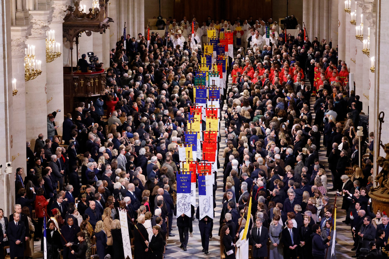 Párizs, 2024. december 7.
Egyházi zászlókat visznek az öt éve tűzvész áldozatává vált párizsi Notre-Dame-székesegyház újranyitása alkalmából rendezett ünnepségen 2024. december 7-én. A 2019. április 15-i tűzvészben Európa egyik leglátogatottabb, 12. századi gótikus műemlékének a tetőszerkezete és a katedrális huszártornya égett le, a helyreállítási munkálatok költségei megközelítették a 700 millió eurót (290 milliárd forint), amelyet adományokból fedeztek.
MTI/EPA/AFP pool/Ludovic Marin