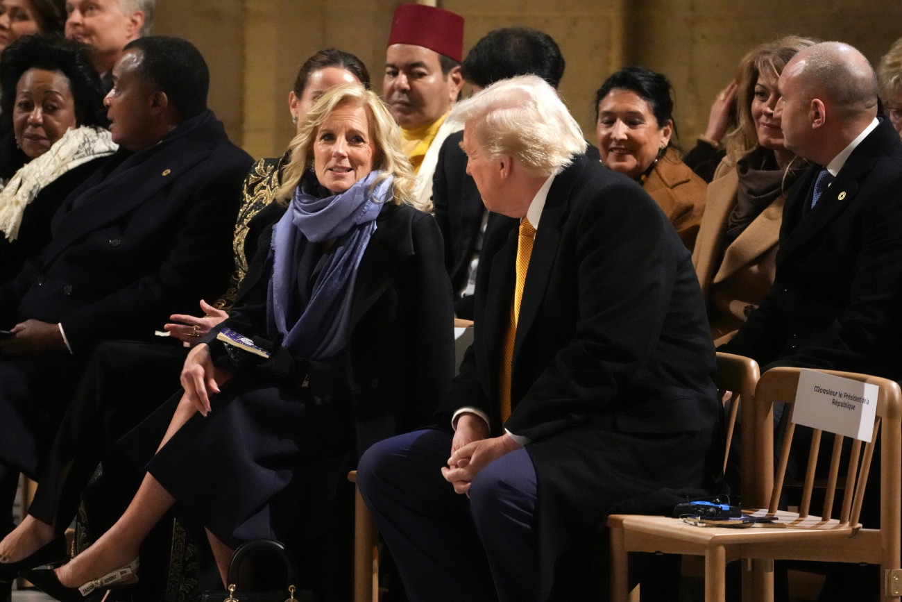 Párizs, 2024. december 7.
Donald Trump megválasztott amerikai elnök (j) és Jill Biden, Joe Biden hivatalban lévő amerikai elnök felesége az öt éve tűzvész áldozatává vált Notre-Dame-székesegyház újranyitása alkalmából rendezett ünnepségen 2024. december 7-én. A 2019. április 15-i tűzvészben Európa egyik leglátogatottabb, 12. századi gótikus műemlékének a tetőszerkezete és a katedrális huszártornya égett le, a helyreállítási munkálatok költségei megközelítették a 700 millió eurót (290 milliárd forint), amelyet adományokból fedeztek.
MTI/AP pool/Thibault Camus