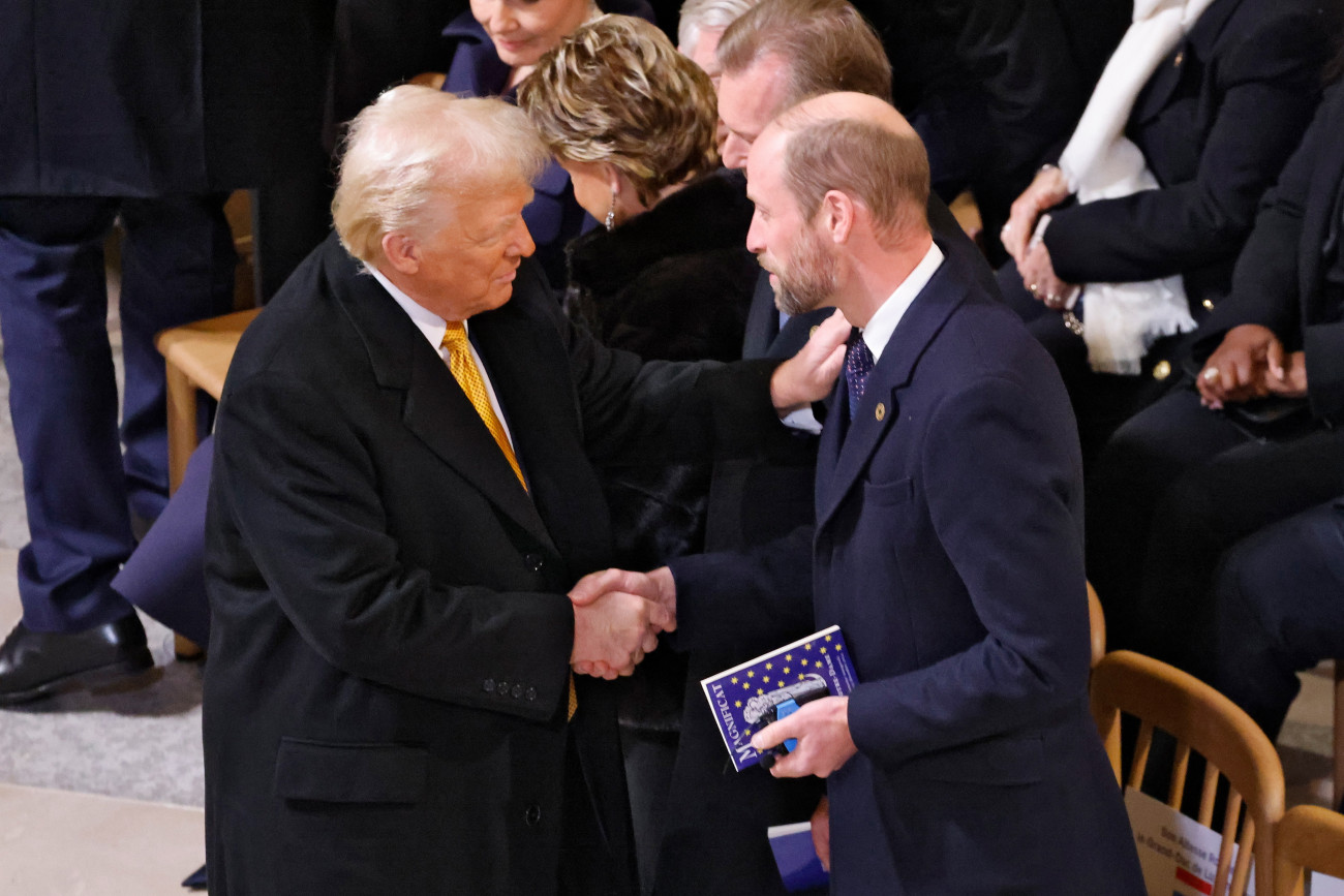 Párizs, 2024. december 7.
Donald Trump megválasztott amerikai elnök (b) és Vilmos walesi herceg, brit trónörökös az öt éve tűzvész áldozatává vált Notre-Dame-székesegyház újranyitása alkalmából rendezett ünnepségen 2024. december 7-én. A 2019. április 15-i tűzvészben Európa egyik leglátogatottabb, 12. századi gótikus műemlékének a tetőszerkezete és a katedrális huszártornya égett le, a helyreállítási munkálatok költségei megközelítették a 700 millió eurót (290 milliárd forint), amelyet adományokból fedeztek.
MTI/EPA/AFP pool/Ludovic Marin