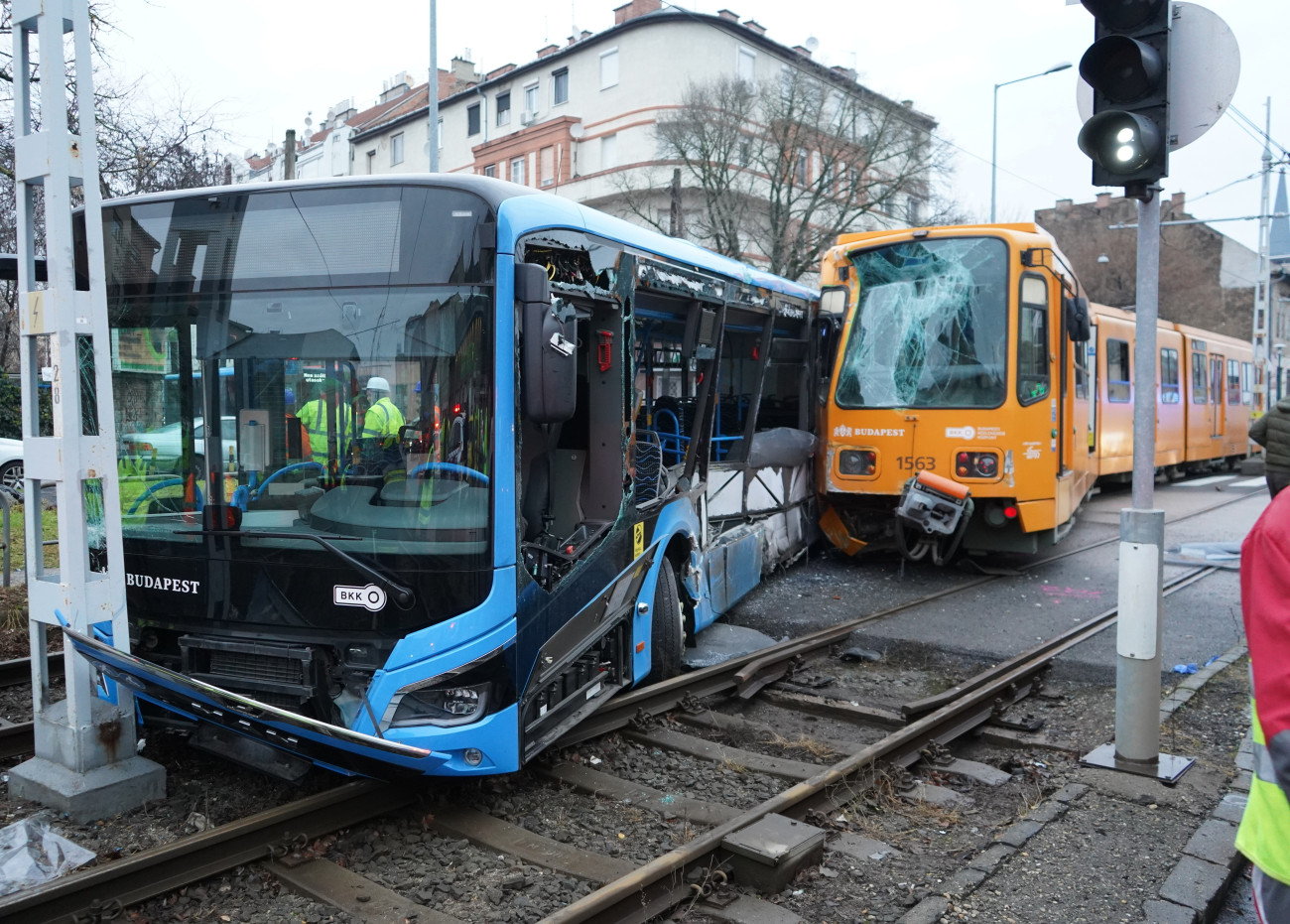 Budapest, 2024. december 10.
Ütközésben megsérült busz és villamos Zuglóban, a Nagy Lajos király útja és a Telepes utca kereszteződésében 2024. december 10-én. Egy 62-es villamos és egy 124-es busz ütközött össze, a baleset következtében a villamos kisiklott, a buszon utazók közül többen, illetve az autóbusz vezetője is megsérült.
MTI/Mihádák Zoltán