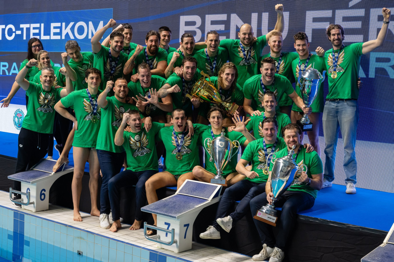 Budapest, 2024. december 15.
A kupagyőztes FTC-Telekom Waterpolo csapata a BENU férfi vízilabda Magyar Kupa eredményhirdetésén a Császár-Komjádi Sportuszodában 2024. december 15-én.
MTI/Vasvári Tamás