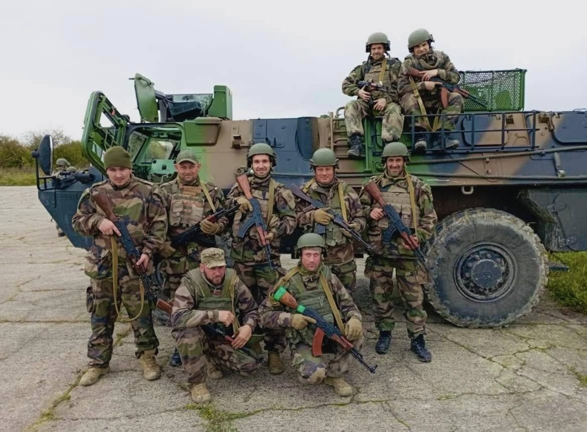 Ukrán katonák egy francia, VAB páncélozott szállító harcjármű előtt pózolnak. Forrás: Facebook / MilitaryLand.net