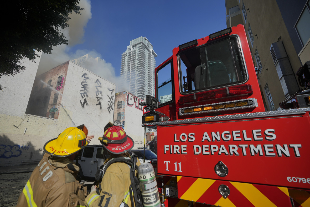 Los Angeles, 2024. december 27.
Tűzoltók küzdenek a korábbi Morrison Hotelnek otthont adó épületben pusztító tűz megfékezésén Los Angelesben 2024. december 26-án. Áldozatokról, sebesültekről nem érkezett jelentés, a tűz okát még vizsgálják. A 110 éves épület a The Doors amerikai rockzenekar ötödik, 1970-es lemezének borítóján szerepelt.
MTI/AP/Damian Dovarganes