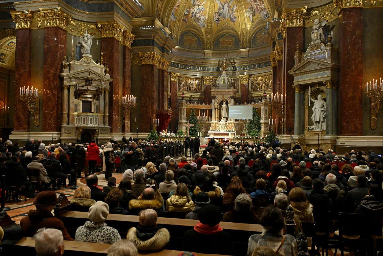 Budapest, 2024. december 29.
Résztvevők a szentév főegyházmegyei megnyitó szertartásán a Szent István-bazilikában 2024. december 29-én. Szentévet 25 évente tart az egyház, az előző Szent II. János Pál pápasága idején, 2000-ben volt. Ferenc pápa 2015-ben rendkívüli szentévet hirdetett, amelynek témája az irgalmasság volt, és 2015 decemberétől 2016 novemberéig tartott. A 27. szentév az egyházmegyékben 2025. december 28-án zárul, majd 2026. január 6-án, a Szent Péter-bazilika szent kapujának bezárásával ér véget.
MTI/Lakatos Péter