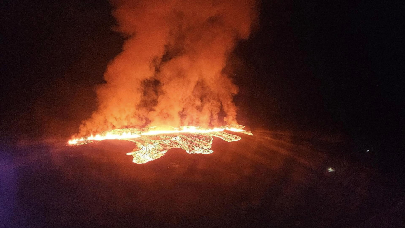 Grindavík, 2024. január 14.
Az izlandi polgári védelem légi felvételén izzó láva tör fel a kőzetrepedésekből a Reykjanes-félszigeten, Grindavík délnyugati halászváros közelében 2024. január 14-én. A félszigeten korábban észlelt, vulkánkitörés veszélyre figyeleztető szeizmikus tevékenység miatt a hatóságok még tavaly novemberben kiürítették a várost.
MTI/EPA/Izlandi polgári védelem