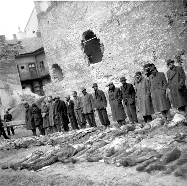 Elkövetők az 1945. április 22-i exhumáláskor. Balról jobbra: Csaba Sándor, Szabó Jenő, Jankovics Róbertné, Dobrocsi Lajos, Bakonyvölgyi Károly, Tokai Péter, Vidra Mihály, Tuboly Lajos, Kasza Vince, Bittner Ferenc, Czigány Ferenc, Hortobágyi Sándor, Rédli József és Brunner Oszkár