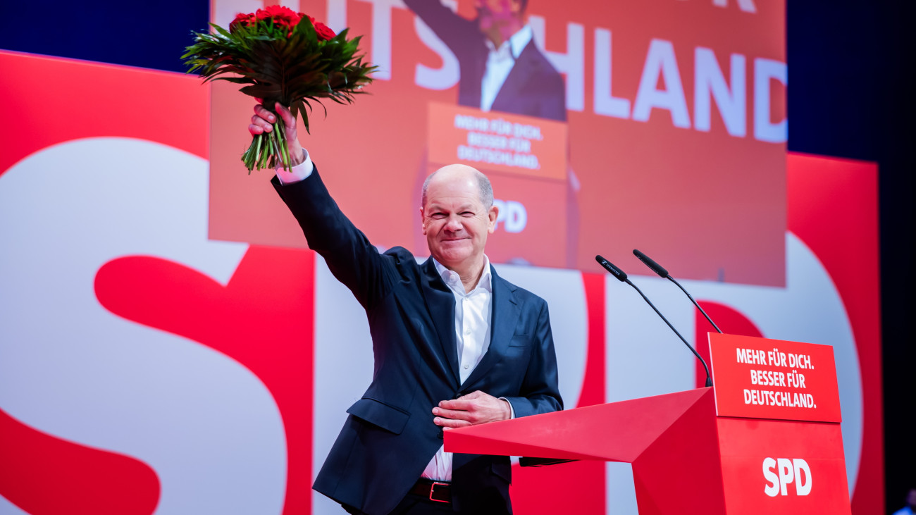 Berlin, 2025. január 11.
Olaf Scholz német kancellár pártja, a Német Szociáldemokrata Párt, az SPD berlini kongresszusán 2025. január 11-én, miután hivatalosan kancellárnak jelölték a február 23-i előrehozott parlamenti választásokra.
MTI/EPA/Christoph Soeder