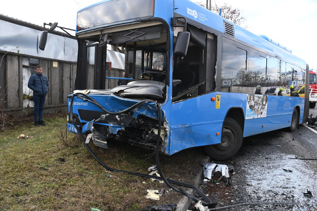 Budapest, 2025. január 13.
Ütközésben megsérült autóbusz Budapesten, a Jászberényi úton 2025. január 13-án. A Téglavető utca közelében történt balesetben a busz egy személygépkocsival ütközött össze. A tűzoltók három embert szabadítottak ki a járművekből, egyet a buszból, kettőt pedig az autóból.
MTI/Mihádák Zoltán