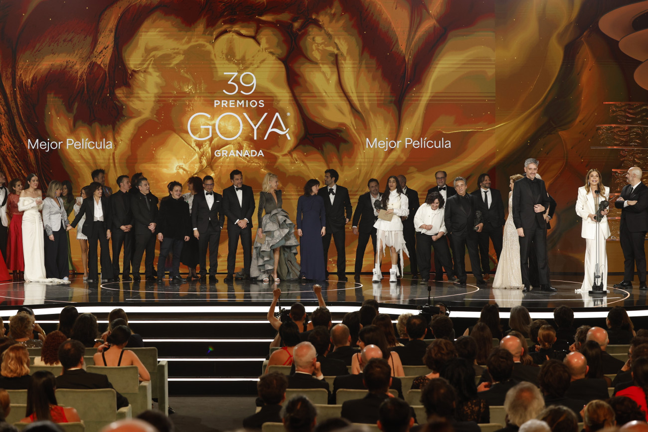 Granada, 2025. február 9.
A Goya-díjak fődíjában, a legjobb filmnek járó elismerésben részesült El 47 (A 47-es), valamint a La infiltrada (A beépített) című alkotások készítői a pódiumon a spanyol filmakadémia elismeréseinek 39. kiosztóján Granadában 2025. február 8-án. A legjelentősebb spanyol filmes kitüntetés fődíját először ítélték oda megosztva.
MTI/EPA/EFE/Julio Munoz