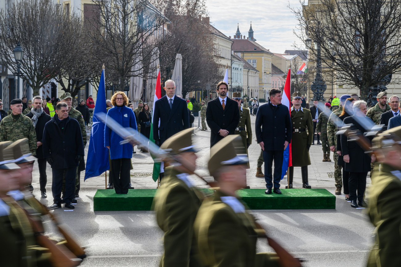 Székesfehérvár, 2025. február 10.
Katonai tiszteletadásssal fogadják Radmila Shekerinska, a NATO főtitkár-helyettesét, Szalay-Bobrovniczky Kristóf honvédelmi minisztert, Robert Kalinákot, Szlovákia védelmi miniszterét, Tomislav Galicot, a horvát védelmi minisztérium államtitkárát (középen, b-j) a Közép-európai Többnemzeti Hadosztály-parancsnokság teljes műveleti képessége elérésének alkalmából tartott ünnepségen Székesfehérváron 2025. február 10-én.
MTI/Vasvári Tamás